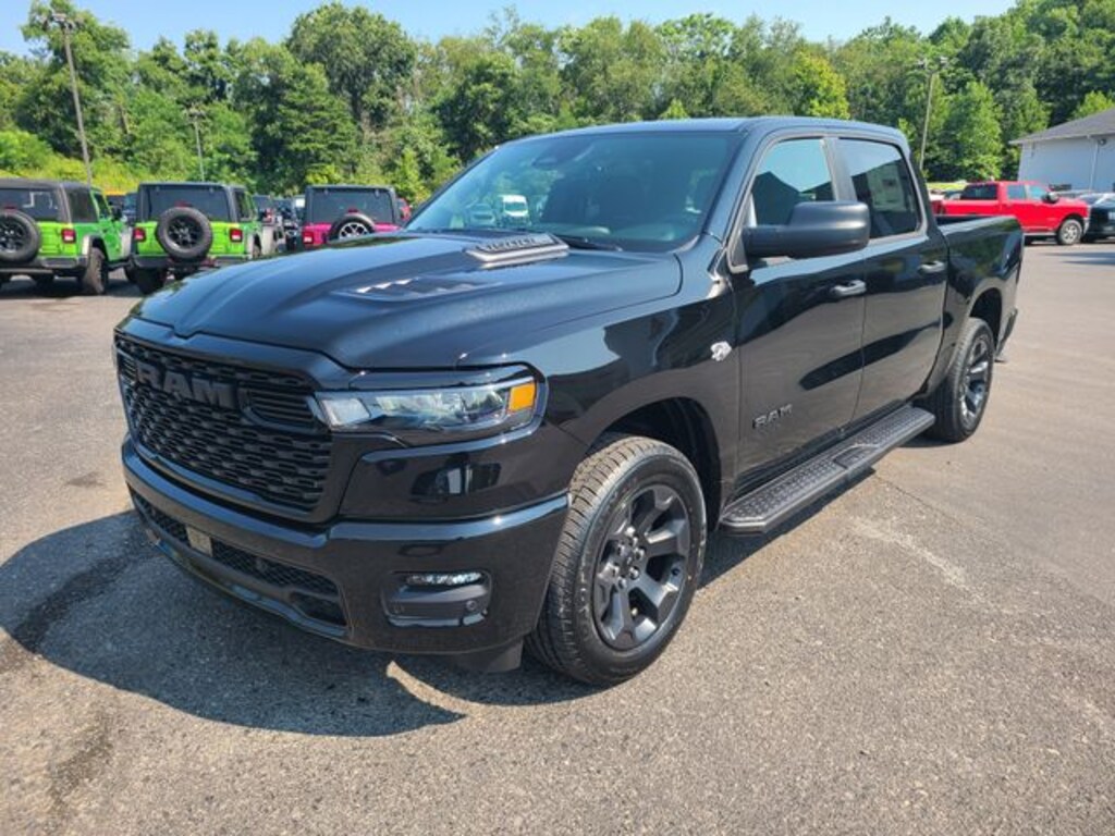 New 2026 Ram 1500 EXPRESS CREW CAB 4X4 5'7 BOX Pickup