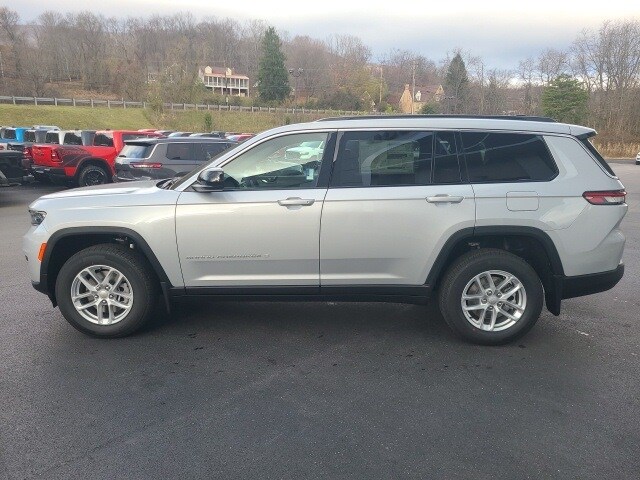 2025 Jeep Grand Cherokee Laredo photo 2