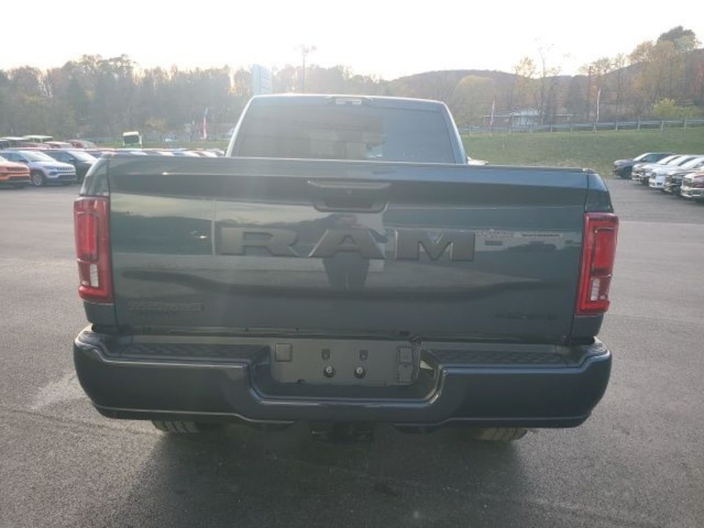 New 2025 Ram 2500 BIG HORN CREW CAB 4X4 6'4 BOX Pickup