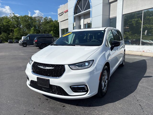 2024 Chrysler Pacifica Limited's photo