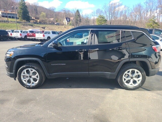 2025 Jeep Compass Latitude photo 2