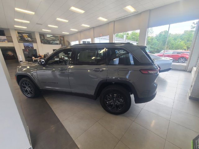 New 2027 Jeep Grand Cherokee 2 Row LAREDO 4X4 Sport Utility