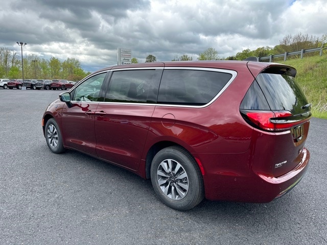 2023 Chrysler Pacifica Hybrid Touring L photo 3