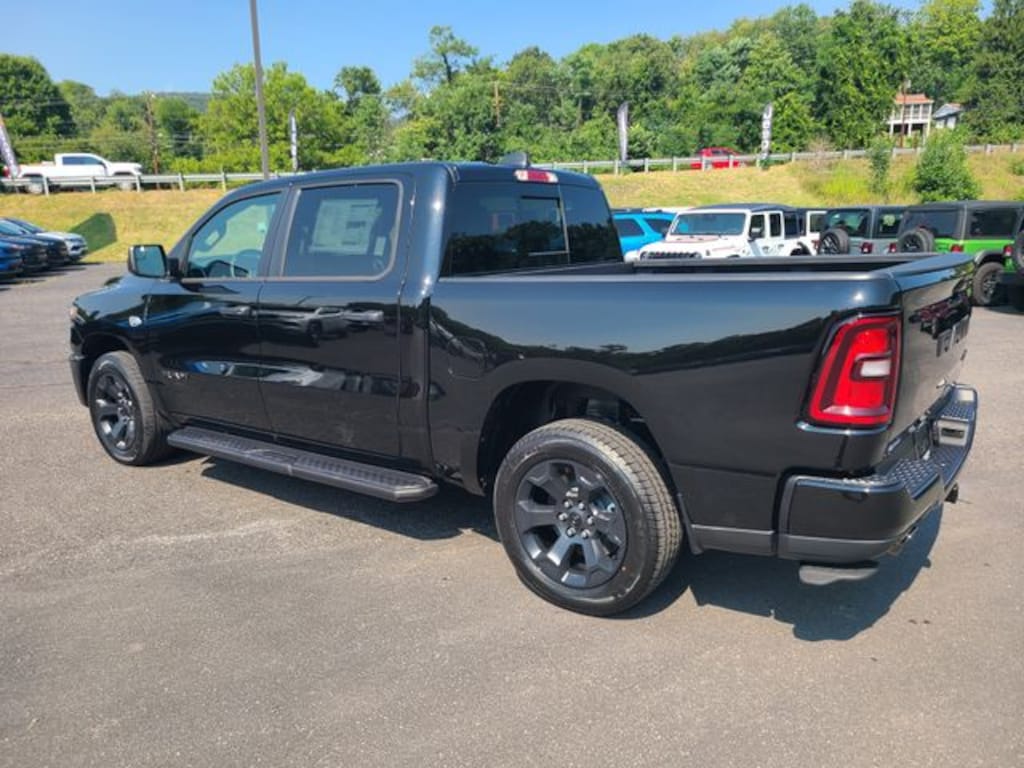 New 2026 Ram 1500 EXPRESS CREW CAB 4X4 5'7 BOX Pickup