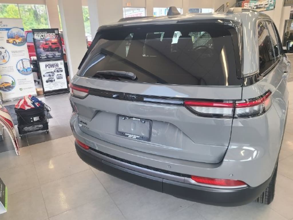 New 2027 Jeep Grand Cherokee 2 Row LAREDO 4X4 Sport Utility