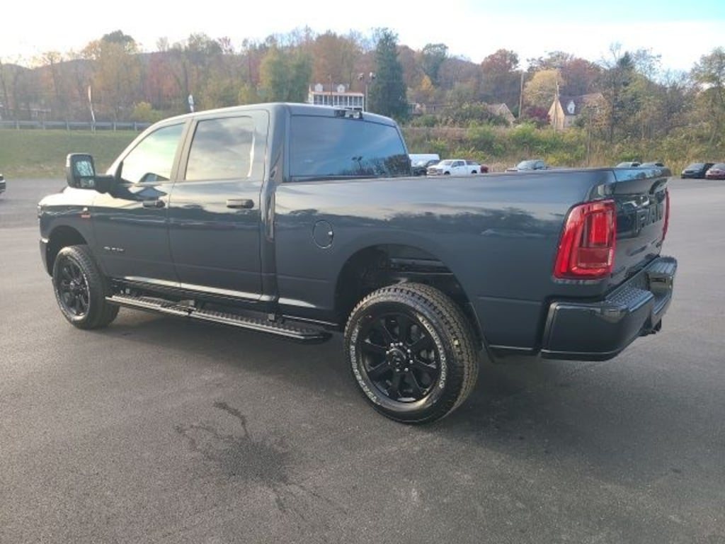 New 2025 Ram 2500 BIG HORN CREW CAB 4X4 6'4 BOX Pickup