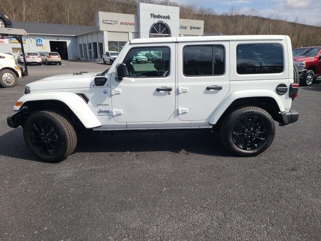 2024 Jeep Wrangler Sahara photo 2