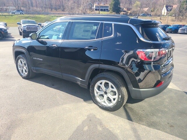 2025 Jeep Compass Latitude photo 3