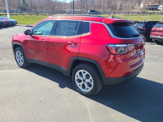 2025 Jeep Compass Latitude photo 3