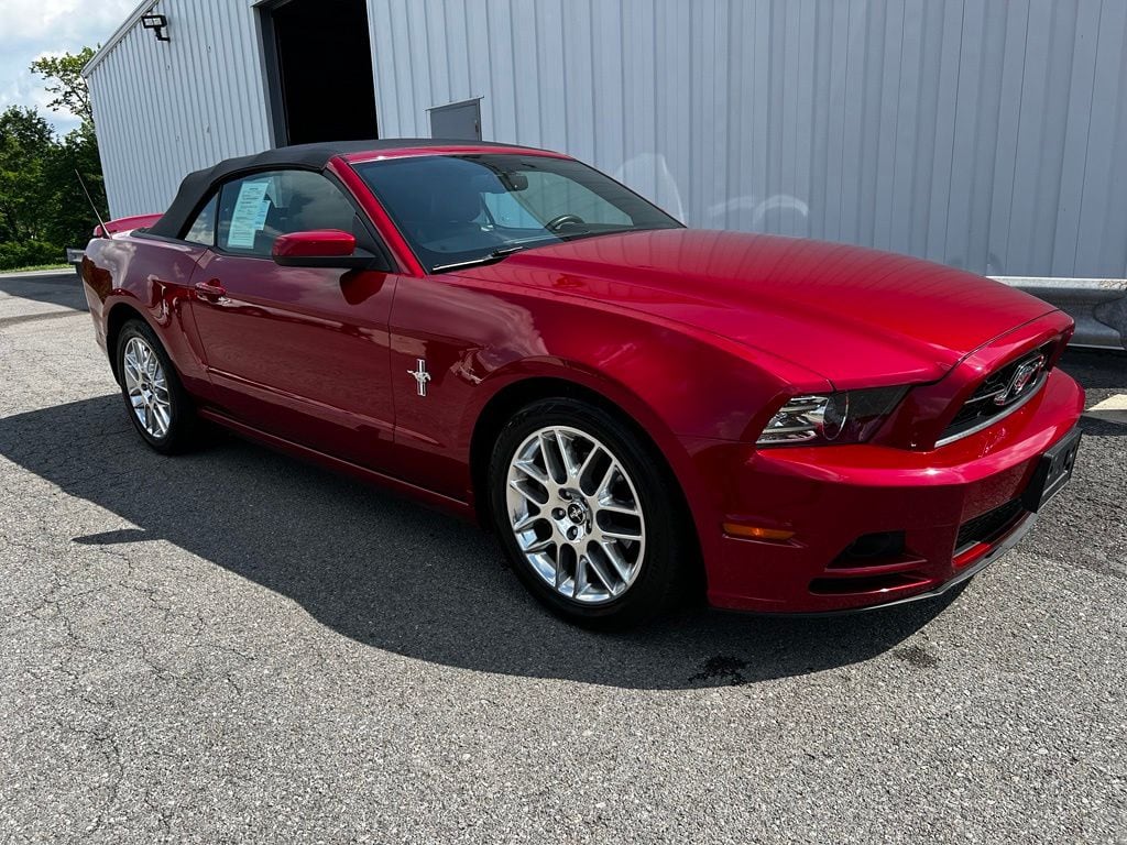 2013 Ford Mustang V6 Premium's photo