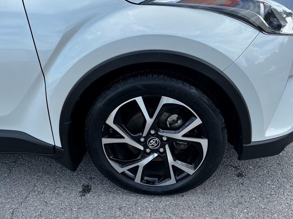 2019 Toyota C-HR XLE photo 3