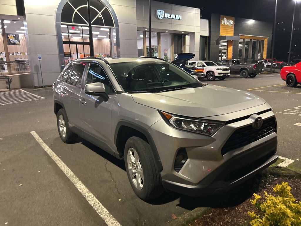 2019 Toyota RAV4 XLE photo 3