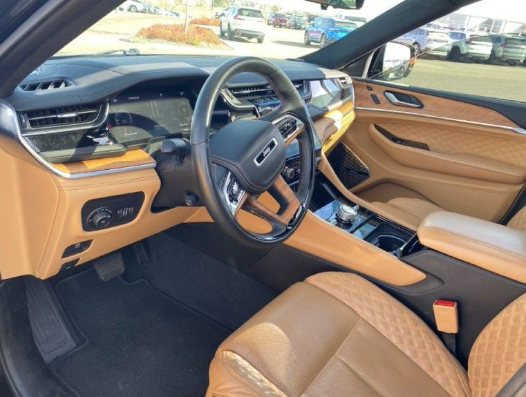 2023 Jeep Grand Cherokee Summit photo 2