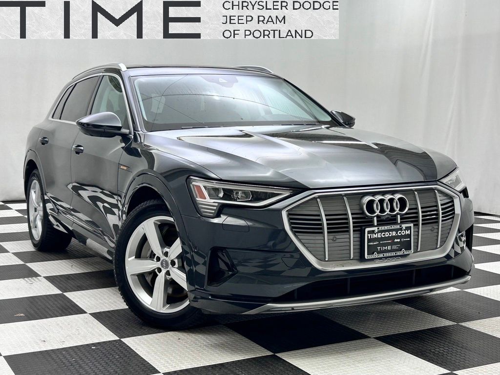 2019 Audi e-tron Premium Plus's photo