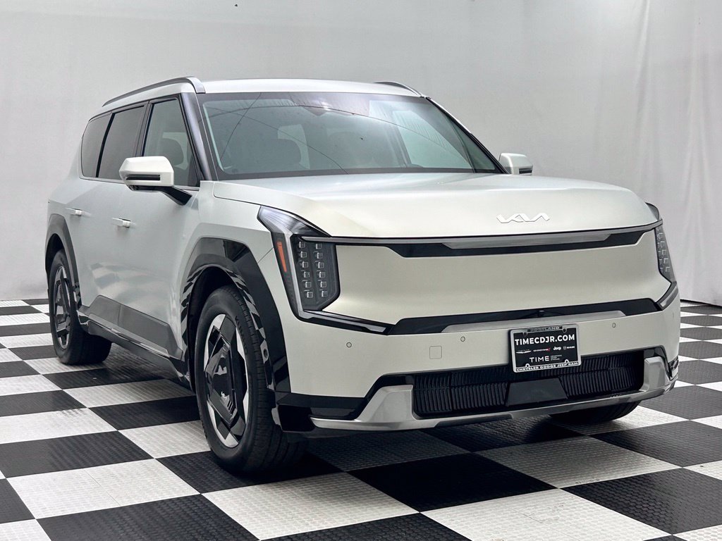 Used 2024 Kia EV9 Land with VIN KNDADFS58R6028823 for sale in Portland, OR