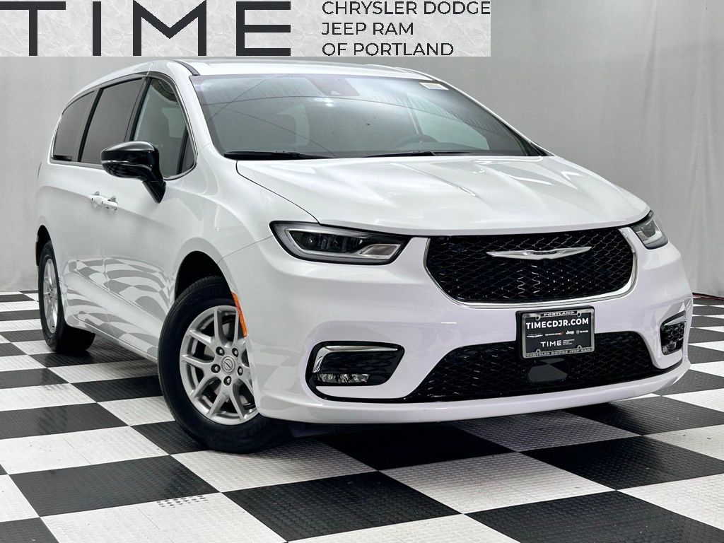 2026 Chrysler Pacifica Select's photo