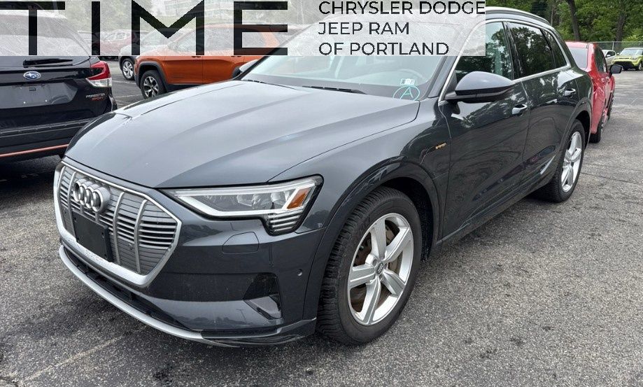 2019 Audi e-tron Premium Plus's photo