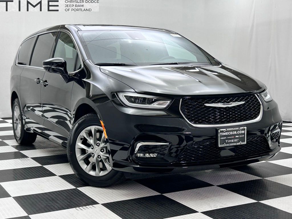 2026 Chrysler Pacifica Select's photo