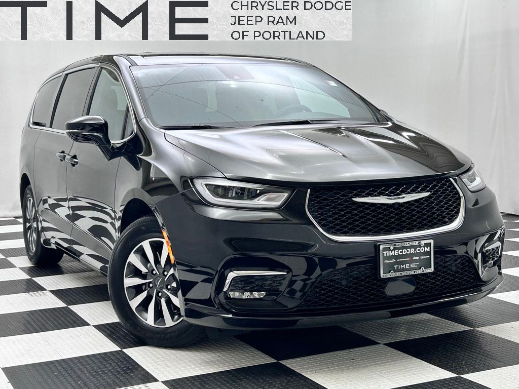 2025 Chrysler Pacifica PHEV Select's photo