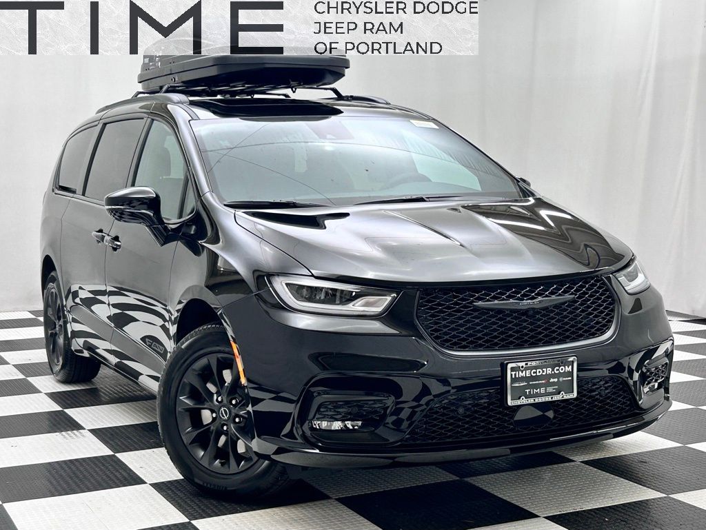 2026 Chrysler Pacifica Select's photo