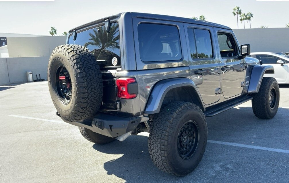 2019 Jeep Wrangler Unlimited Sahara photo 3