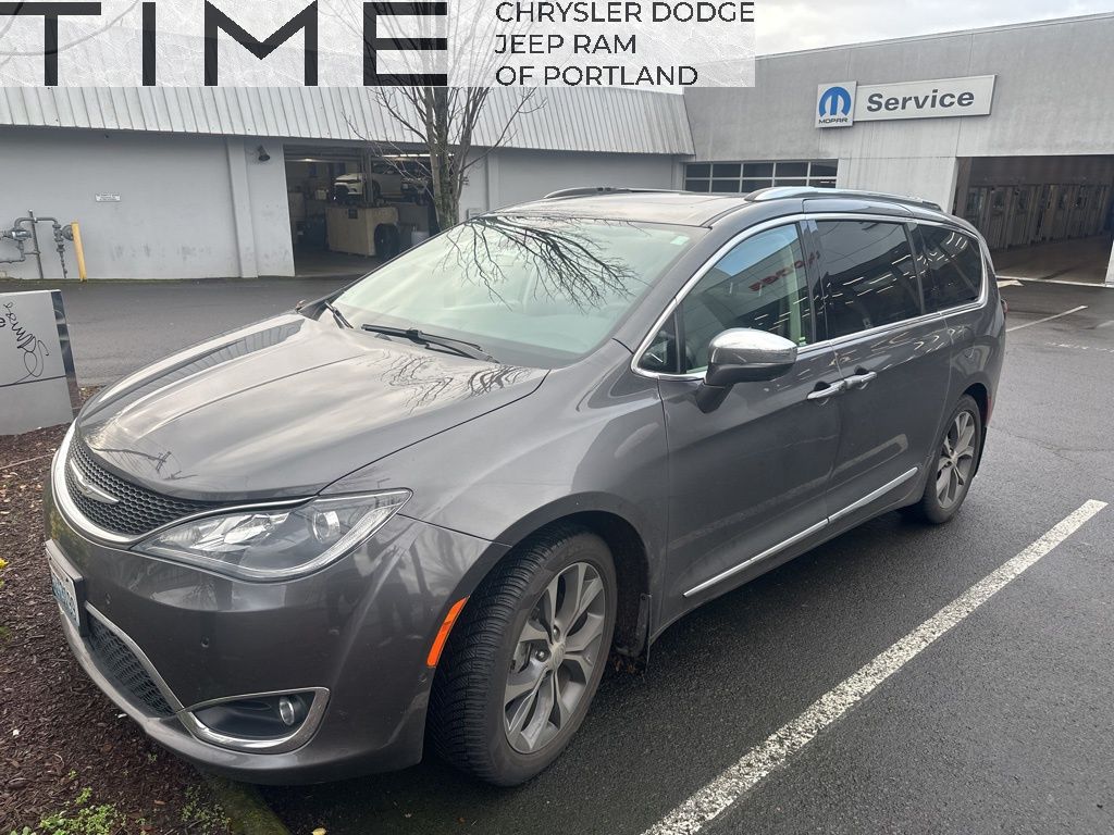 2018 Chrysler Pacifica Limited's photo