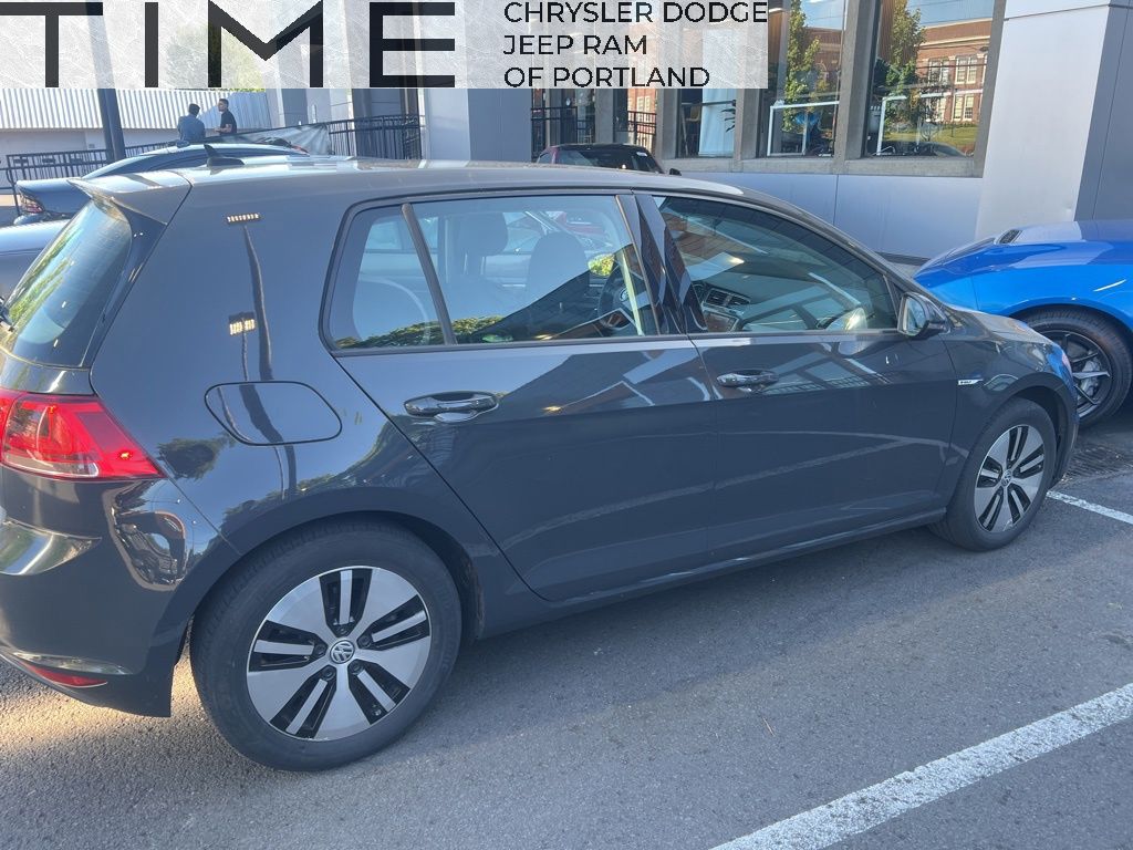 2016 Volkswagen e-Golf e-Golf SE's photo