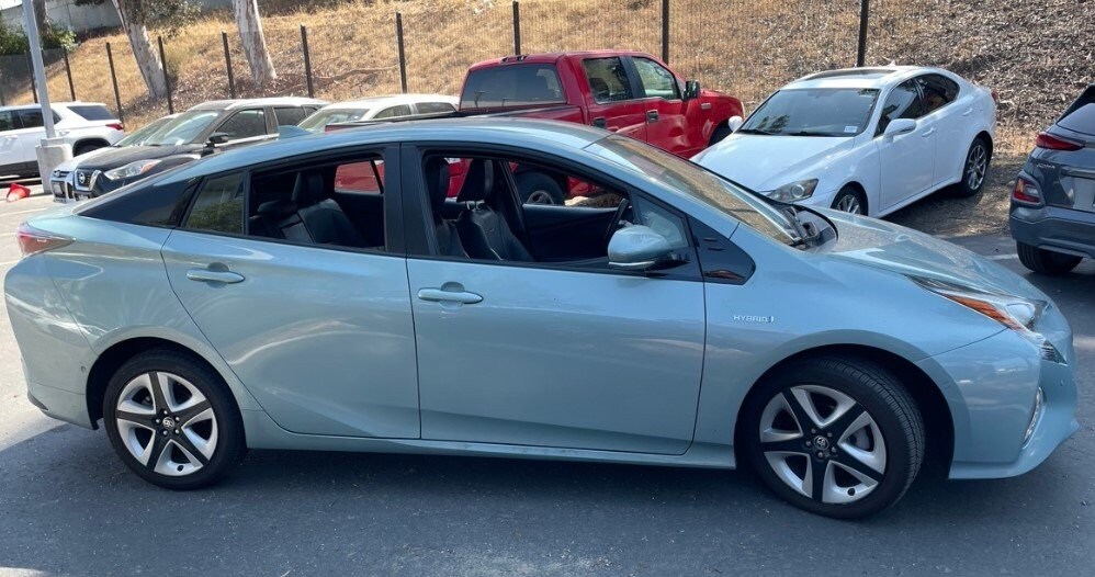 2018 Toyota Prius Three Touring photo 2