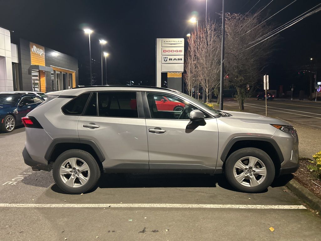 2019 Toyota RAV4 XLE photo 4