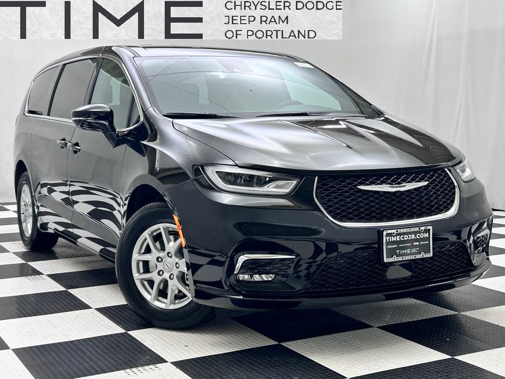 2026 Chrysler Pacifica Select's photo