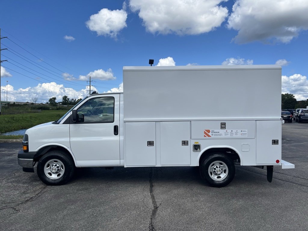 2025 Chevrolet Express 3500 Cutaway Van photo 4