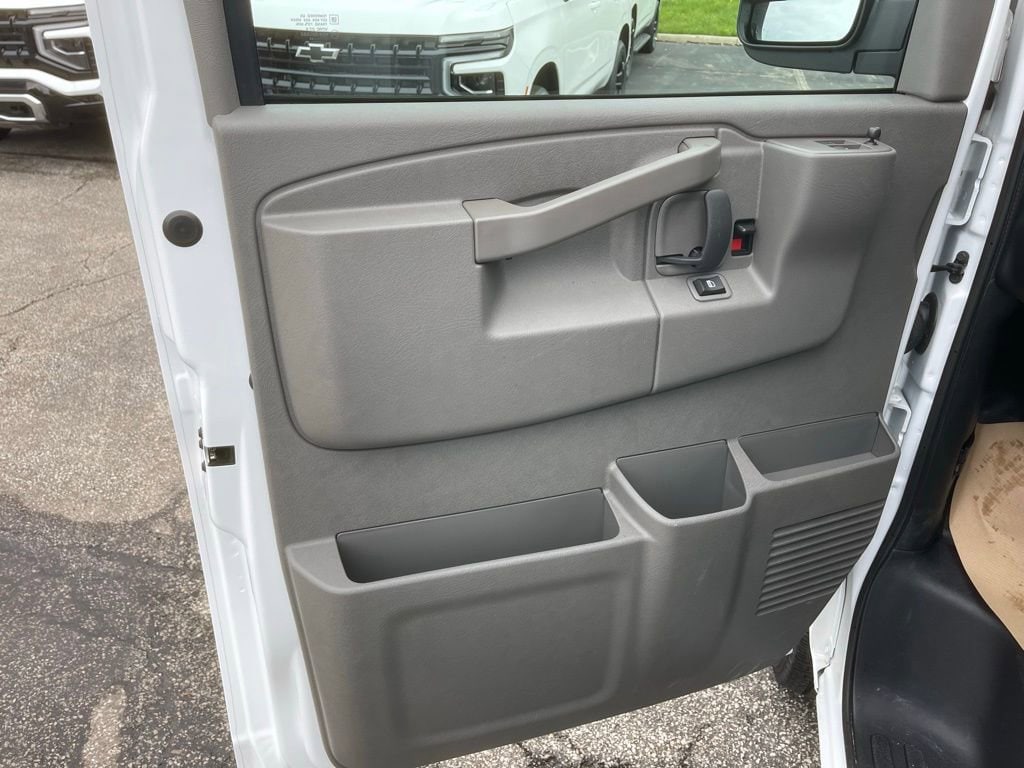 2025 Chevrolet Express Passenger LS - Photo 9