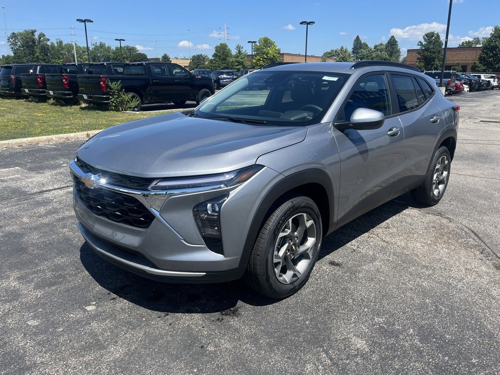 2025 Chevrolet Trax LT photo 2