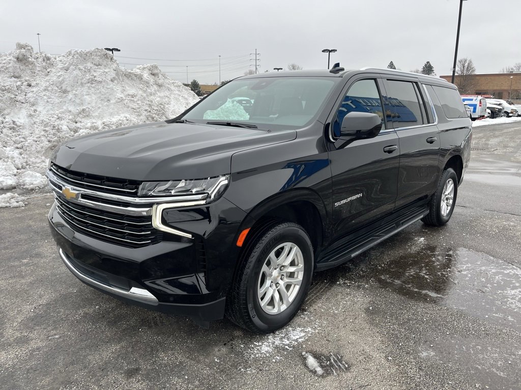 2024 Chevrolet Suburban LT photo 2