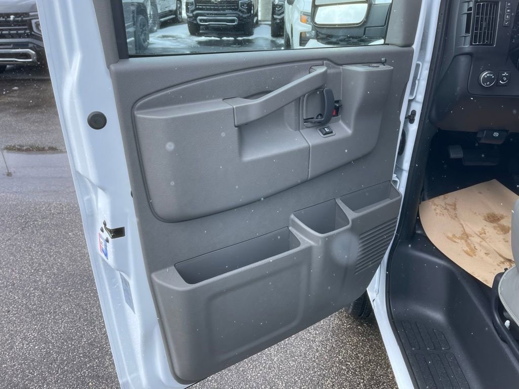 2025 Chevrolet Express Cargo Work Van - Photo 9