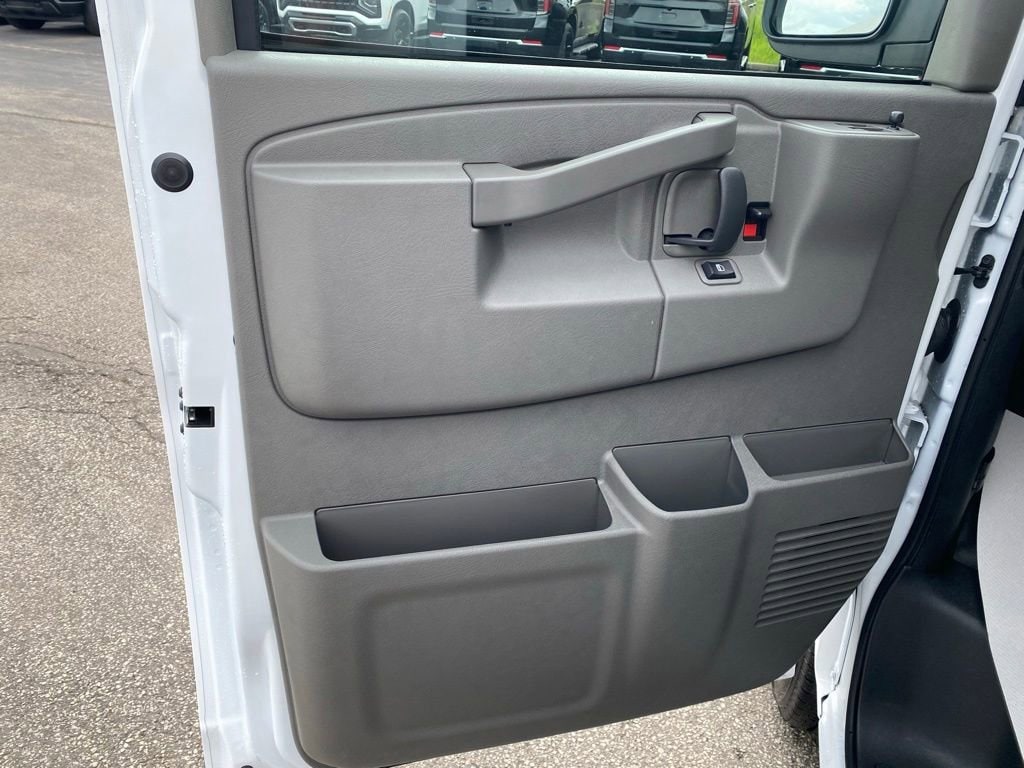 2025 Chevrolet Express Cargo Work Van - Photo 9