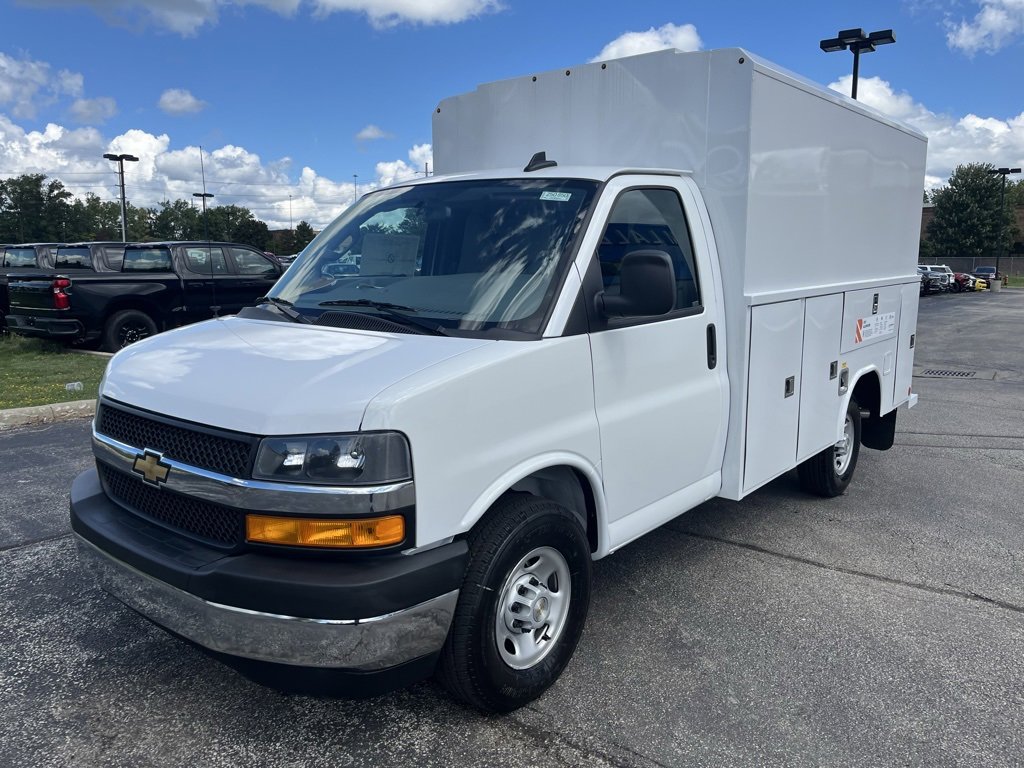2025 Chevrolet Express 3500 Cutaway Van photo 3