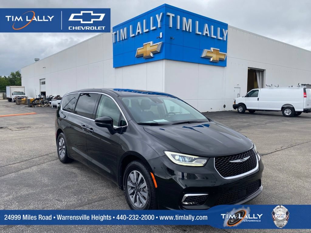 2023 Chrysler Pacifica Hybrid Touring L Hybrid's photo