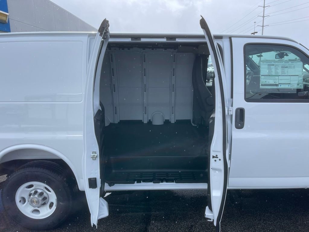 2025 Chevrolet Express Cargo Work Van - Photo 19