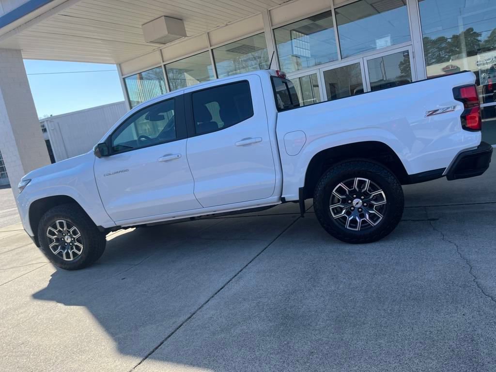 2025 Chevrolet Colorado Z71 photo 2