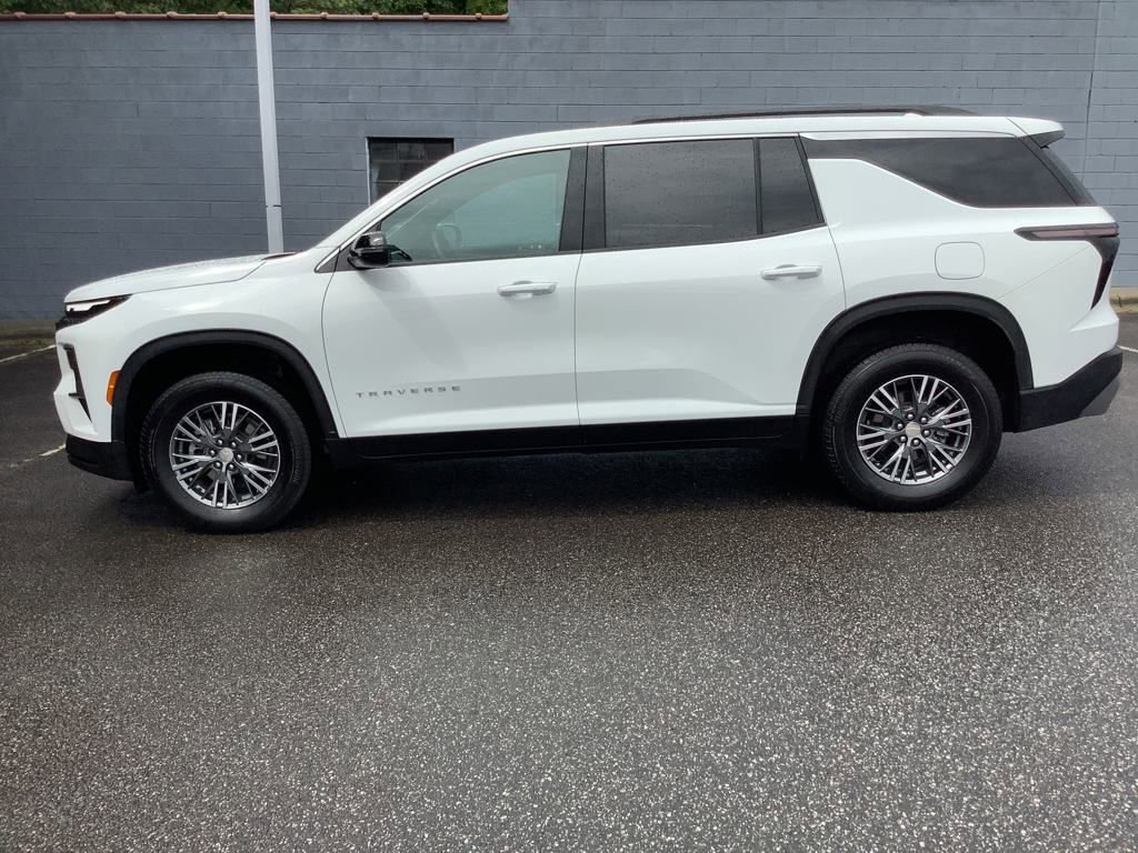 2025 Chevrolet Traverse photo 2