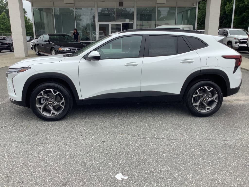 2025 Chevrolet Trax LT photo 2