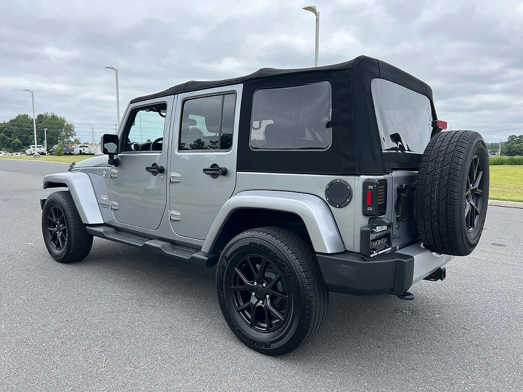 2014 Jeep Wrangler Unlimited Sahara photo 4