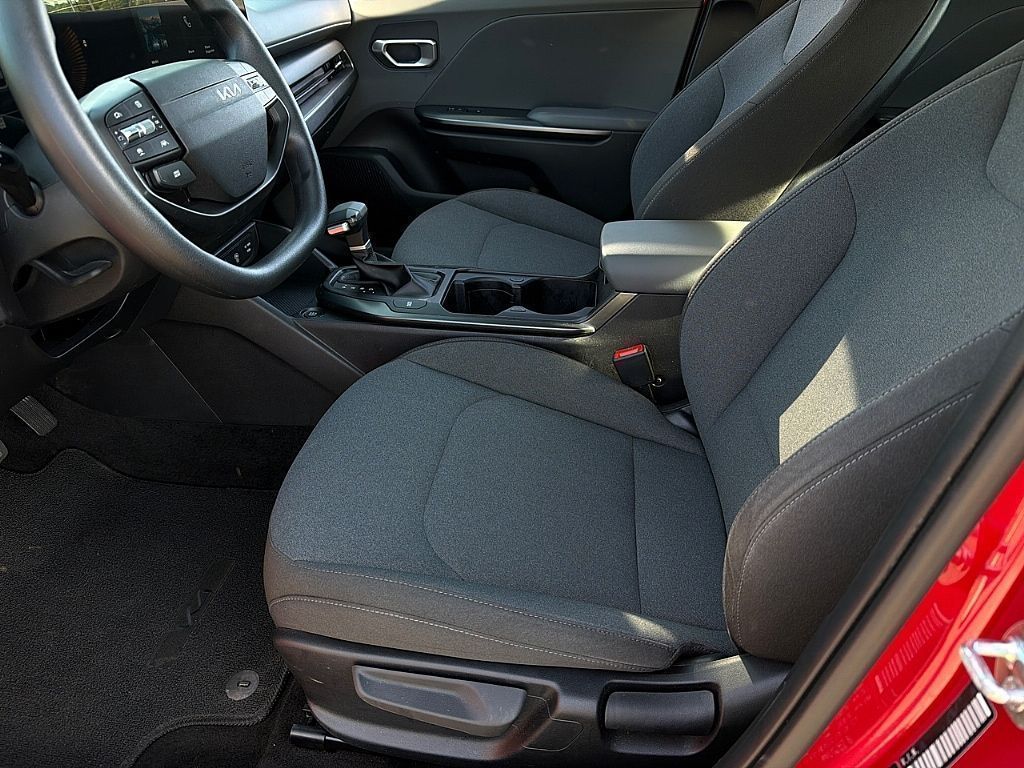 2025 Kia K4 LXS - Photo 9
