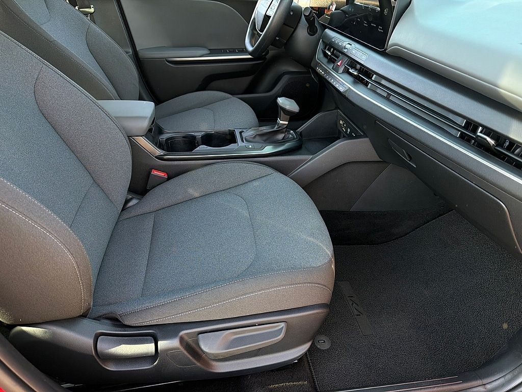 2025 Kia K4 LXS - Photo 19