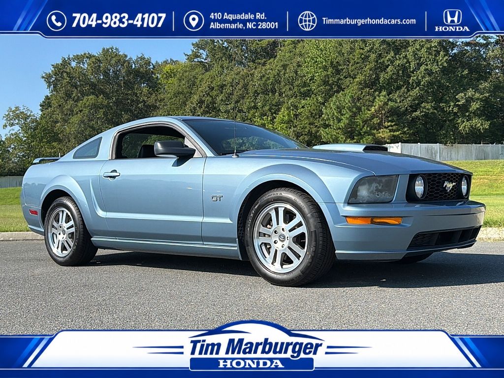 2005 Ford Mustang GT Deluxe Coupe RWD