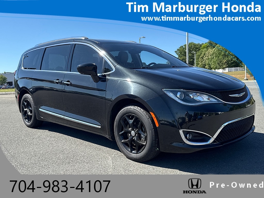 2017 Chrysler Pacifica Touring-L Plus's photo