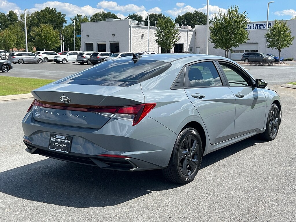 2023 Hyundai Elantra SEL photo 3