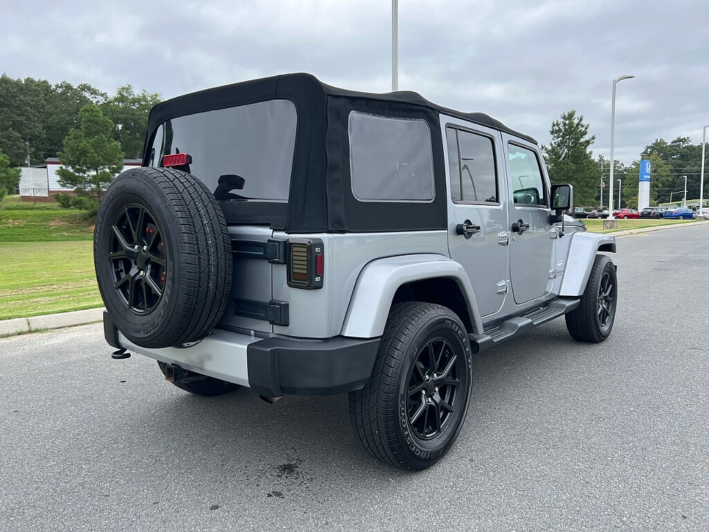 2014 Jeep Wrangler Unlimited Sahara photo 3