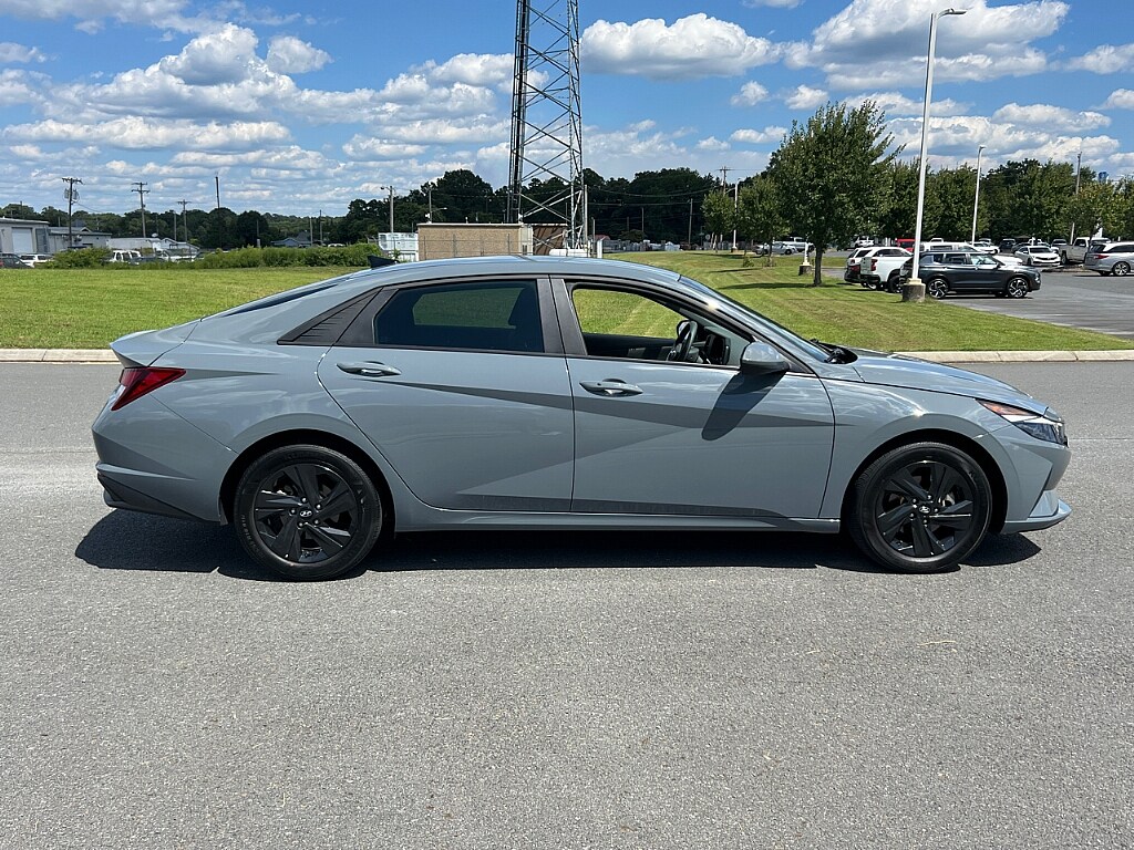 2023 Hyundai Elantra SEL photo 2